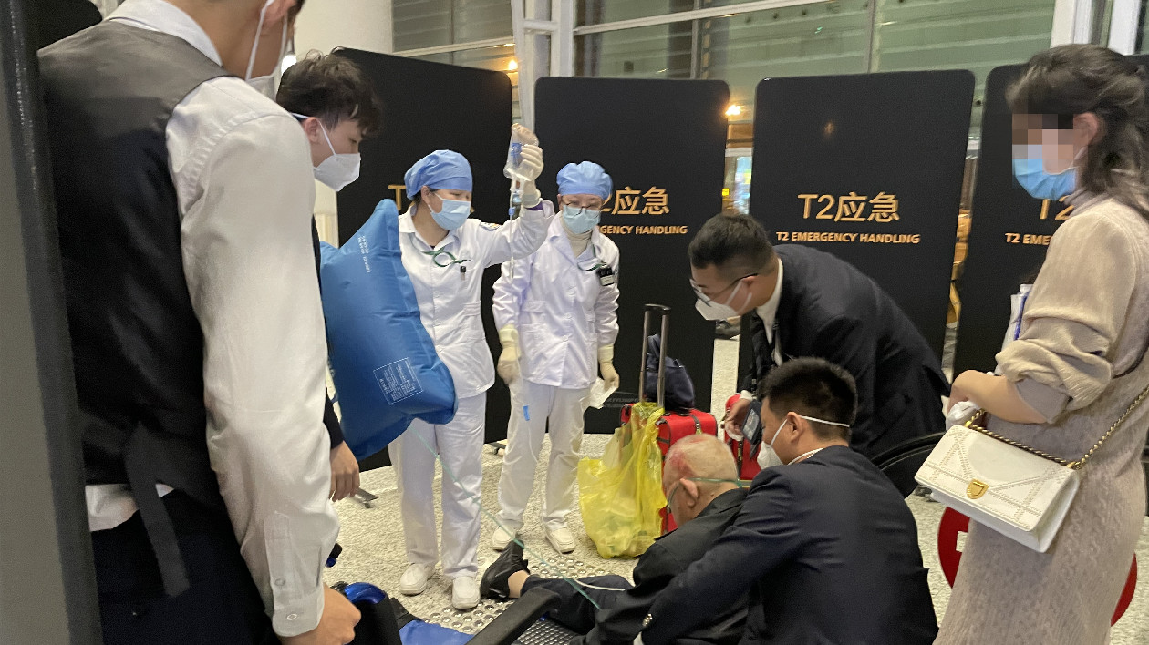有片｜七旬老人摔倒流血喪失意識(shí)  南航員工全力協(xié)助轉(zhuǎn)危為安