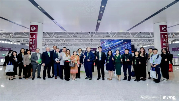 六十多位使領(lǐng)館官員參觀九州汽車生態(tài)博覽會