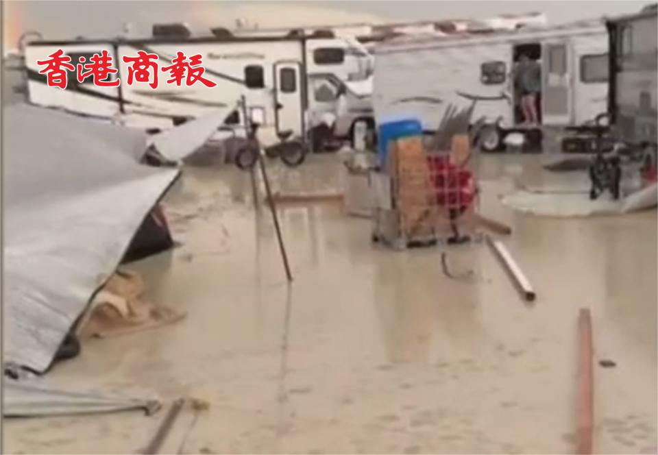 有片丨美國內(nèi)華達(dá)州沙漠降雨數(shù)萬人被困