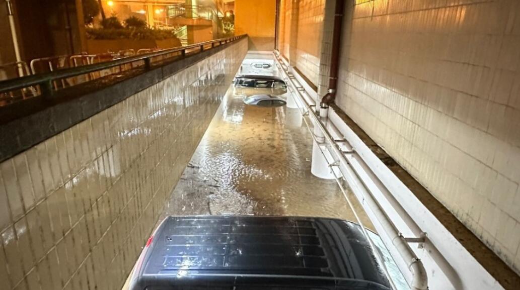 黑雨襲港｜柴灣環(huán)翠商場(chǎng)停車場(chǎng)多架車輛完全「沒頂」