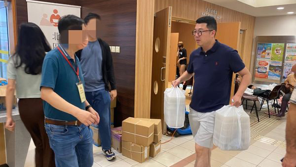 劉國勳到庇護中心協(xié)助受暴雨影響市民