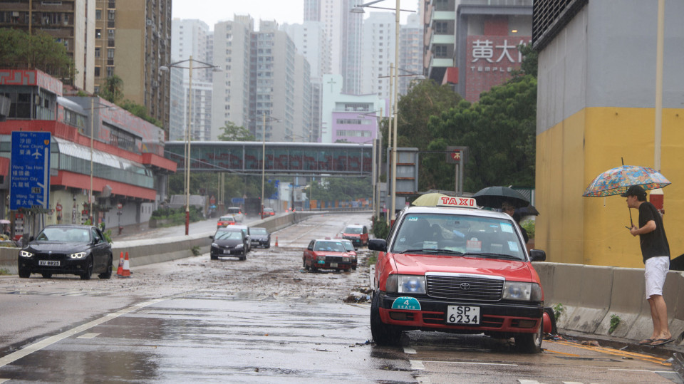 世紀暴雨 | 天文臺改發(fā)黃色暴雨警告信號 黑雨警告生效16個半小時破紀錄