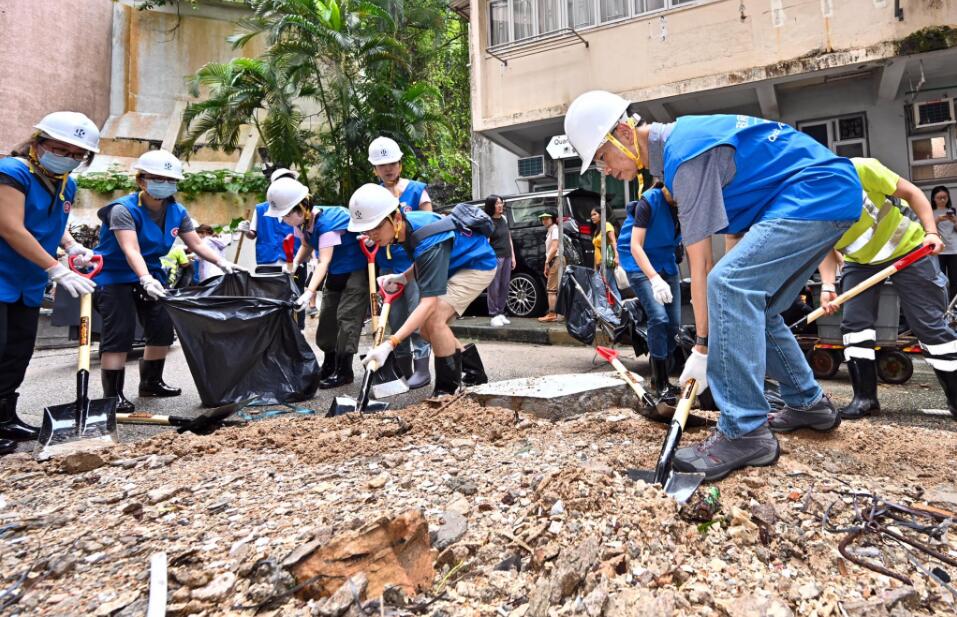 世紀暴雨︱ 公務員應急隊清理東區(qū)路面  助社會交通回復正常