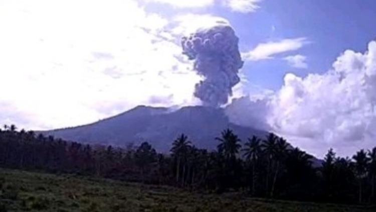 印尼伊布火山噴發(fā) 火山灰柱達(dá)1000米
