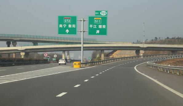 中國(guó)高速公路通車(chē)?yán)锍谭€(wěn)居世界第一 