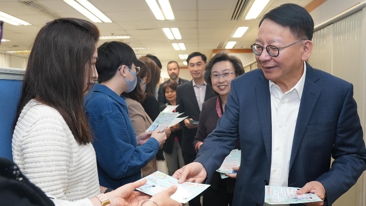 陳國(guó)基楊何蓓茵到金鐘政府合署「洗樓」 籲公務(wù)員攜親友1210齊投票