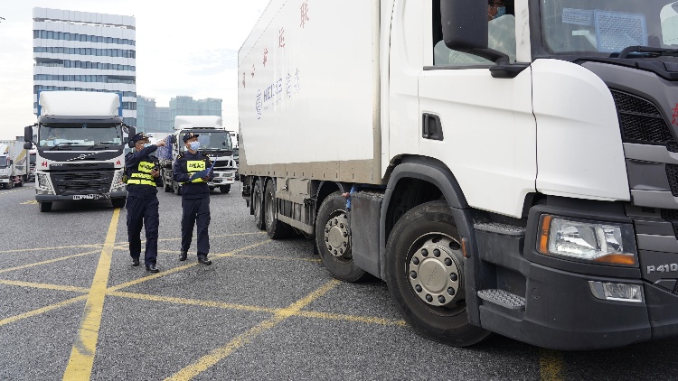 通關(guān)再提速 首票粵港「一單兩報」貨物經(jīng)港珠澳大橋口岸抵港