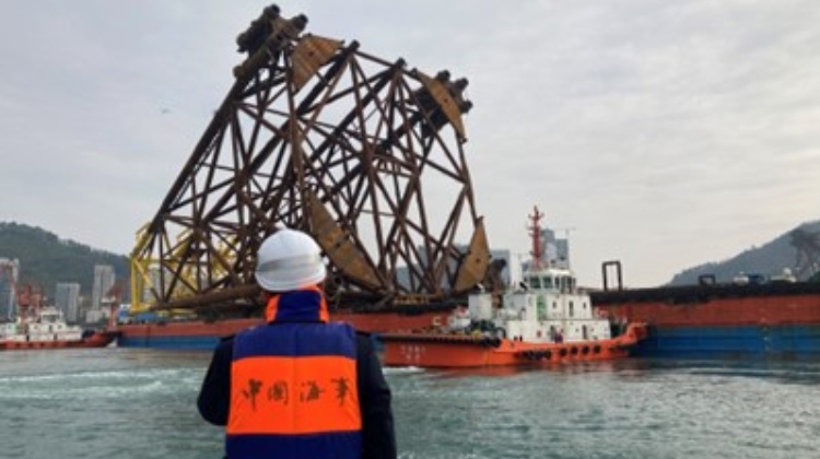 深南山海事局保障「深海一號」二期工程導(dǎo)管架安全拖帶出港