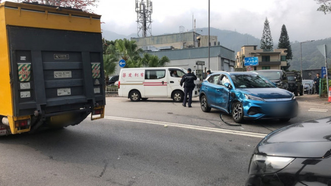錦田公路私家車(chē)與輕型貨車(chē)相撞 來(lái)回行車(chē)線一度受阻