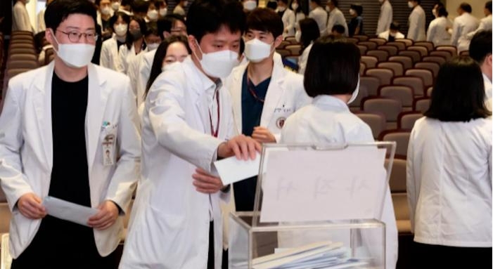 韓國(guó)40多所醫(yī)科大學(xué)教授加入「辭職潮」