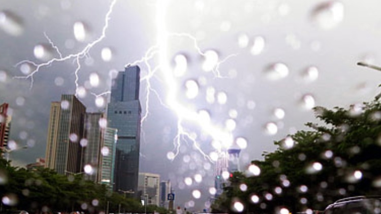 「風(fēng)雨雷電」今夜登場！深圳今年首場強(qiáng)對(duì)流天氣或?qū)⑸涎? title=