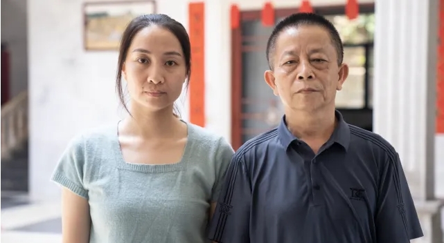 情急之下，他跪下攔車！