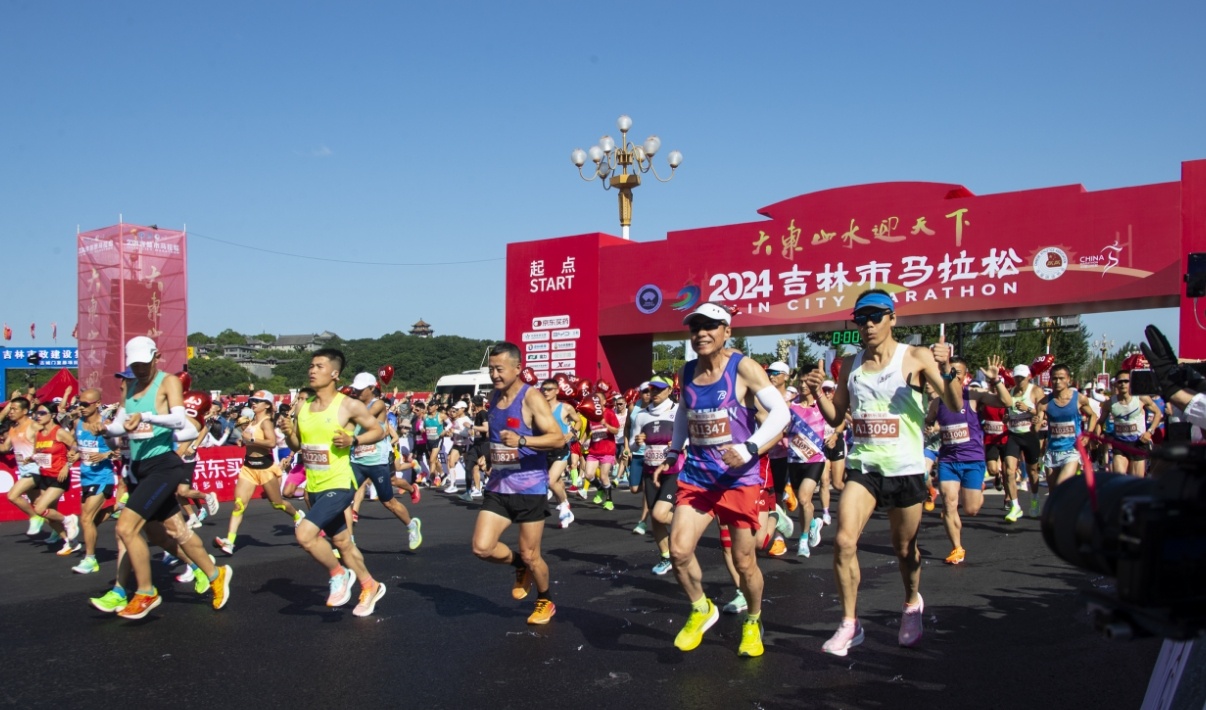 三萬跑者在吉林市松花江畔展現(xiàn)「吉馬」魅力、領(lǐng)略江城風(fēng)采