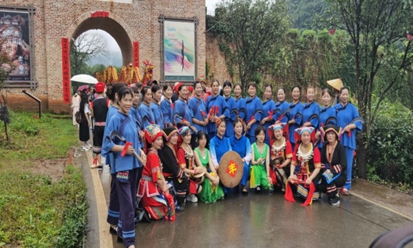 湖南江永：數(shù)萬名遊客聚集瑤寨歡慶洗泥節(jié)