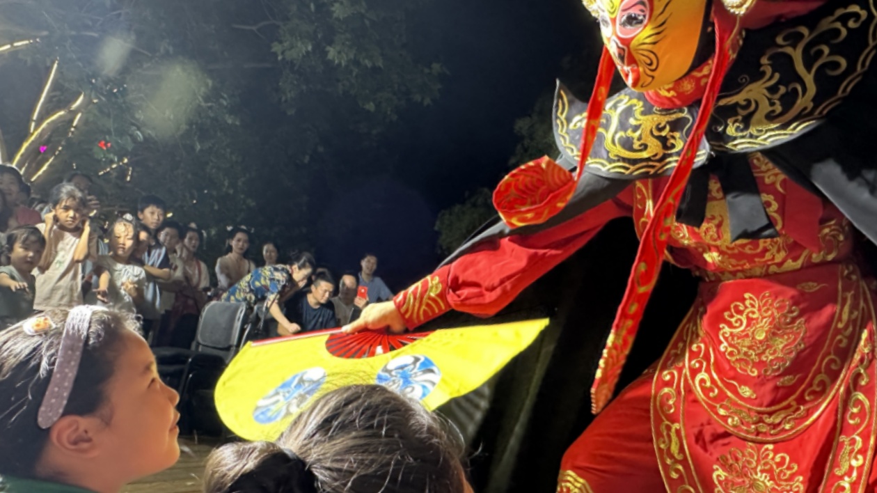 國樂夜市點亮城市夜經(jīng)濟：山東泰山民族樂團走進夜市沉浸式演出
