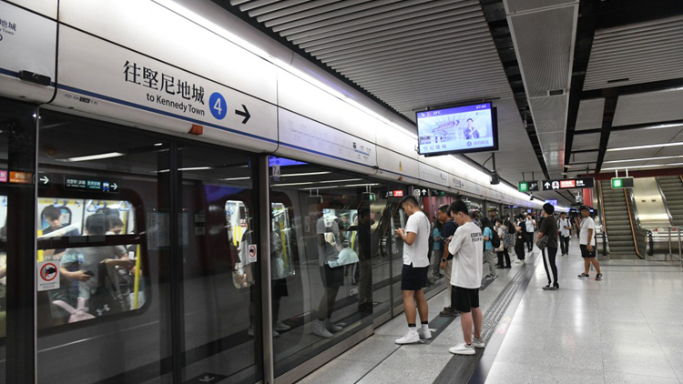 港島線由北角開往堅(jiān)尼地城列車?yán)錃鈾C(jī)冒出火花 無(wú)人受傷