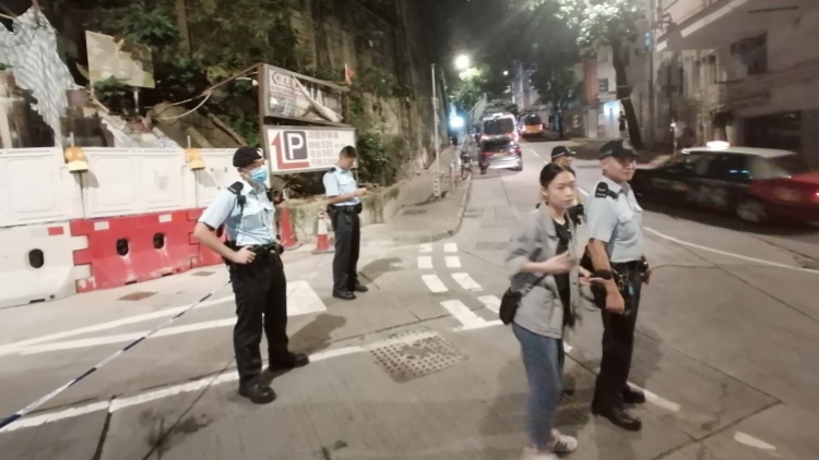 【熱點熱話】反駁關(guān)於警察開槍不恰當?shù)难哉? title=