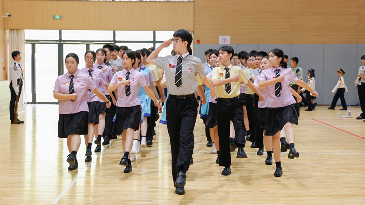 港深學(xué)子同升一面旗 共抒愛國(guó)情