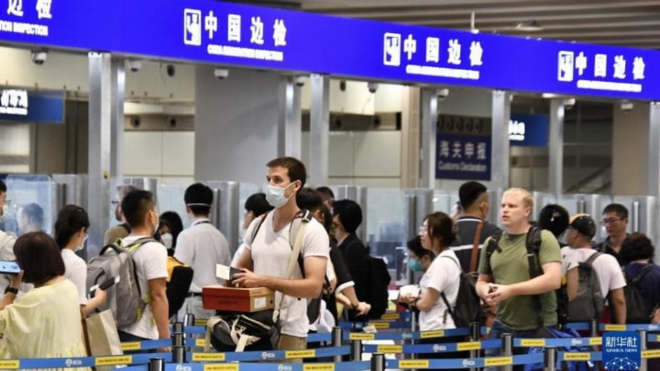 鄧炳強：約2萬非中國籍香港永久性居民獲發(fā)來往內地通行證
