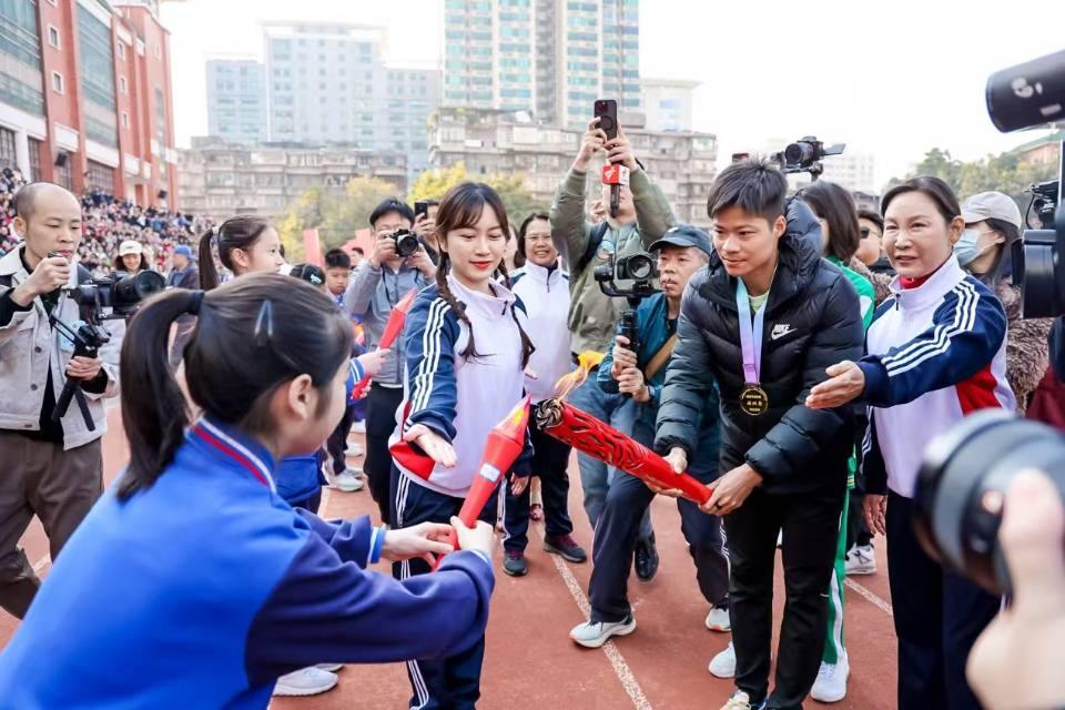 「亞洲飛人」蘇炳添現(xiàn)身廣州小北路小學(xué)趣味體育節(jié)