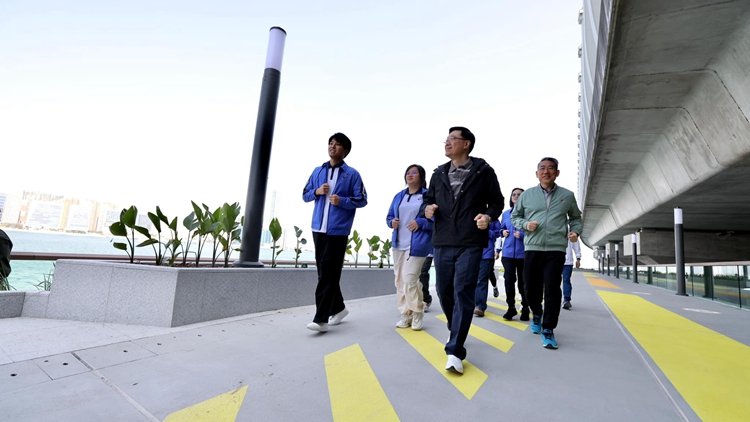 有片｜李家超視察北角東岸板道 與市民一起踩單車、跑步聊天