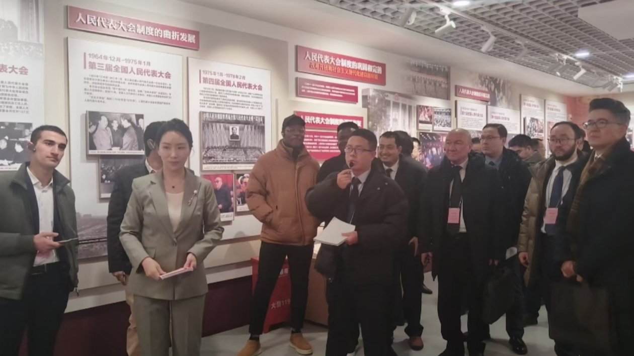 新疆兩會邀請外國駐華使節(jié)及國際組織代表、部分港澳人士和海外華僑代表、駐京外媒及港澳媒體記者旁聽和報道