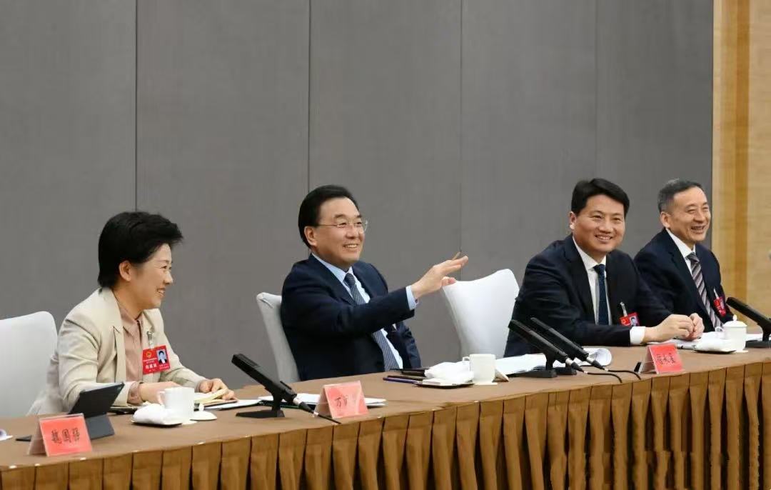 信長(zhǎng)星參加泰州代表團(tuán)審議