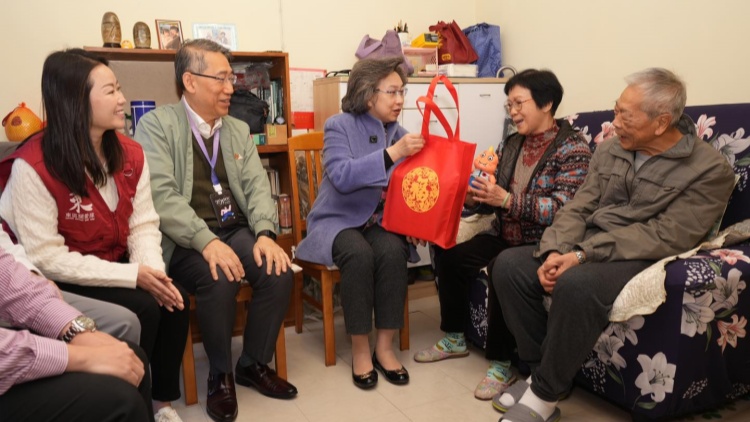 楊何蓓茵年廿八送暖  探訪兩戶東區(qū)老友記