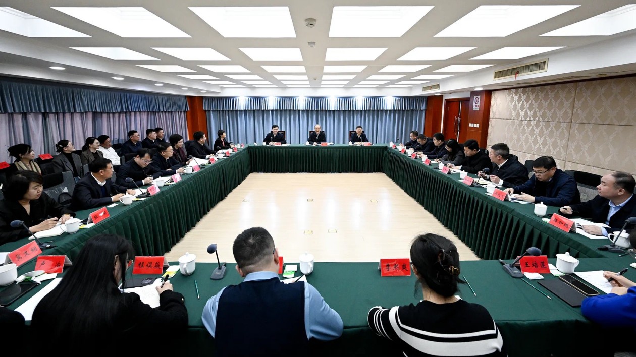 何以吉林 如斯講述！——吉林省委書記黃強(qiáng)與新聞界座談?dòng)懈? title=