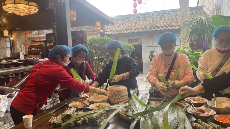 海膽?hù)昭Y綻芳華 非遺薪火繫同心 深圳大鵬港澳臺(tái)僑女同胞共慶三八婦女節(jié)
