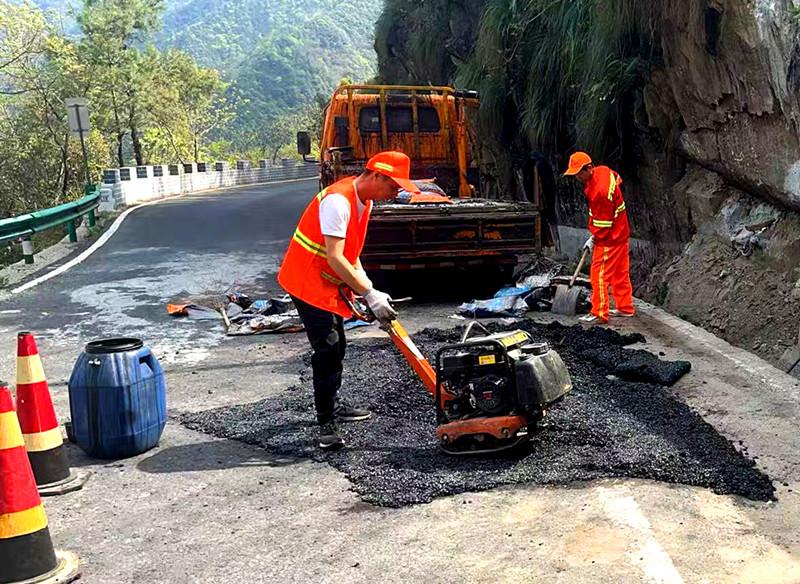 皖休寧公路：全力護(hù)航茶季平安路