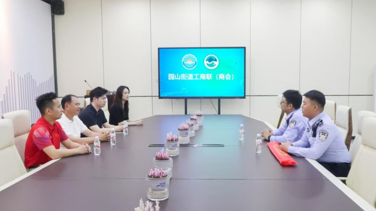 警企聯(lián)動(dòng)營造和諧交通！深圳園山商會(huì)捐贈(zèng)交警執(zhí)法設(shè)備