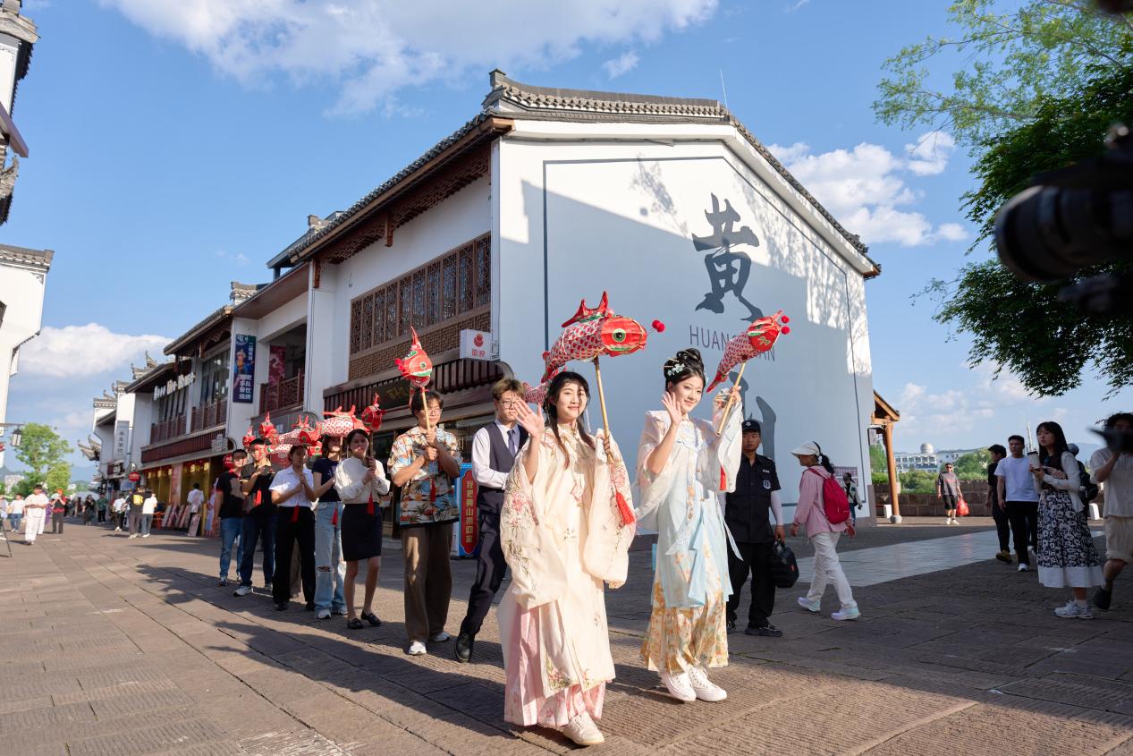 「三街一橋」出新彩 皖屯溪區(qū)新場景新業(yè)態(tài)釋放消費(fèi)新活力