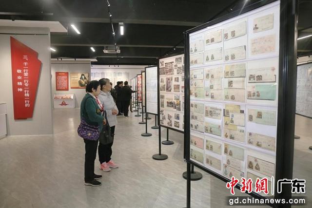 展廳生動(dòng)展示了雷鋒同志光輝的一生，為人民服務(wù)的一生。(溫竹蘭 攝)